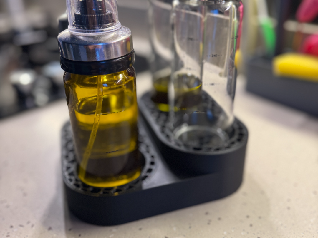 Innovative 4-Slot Oil Bottle Stand Design