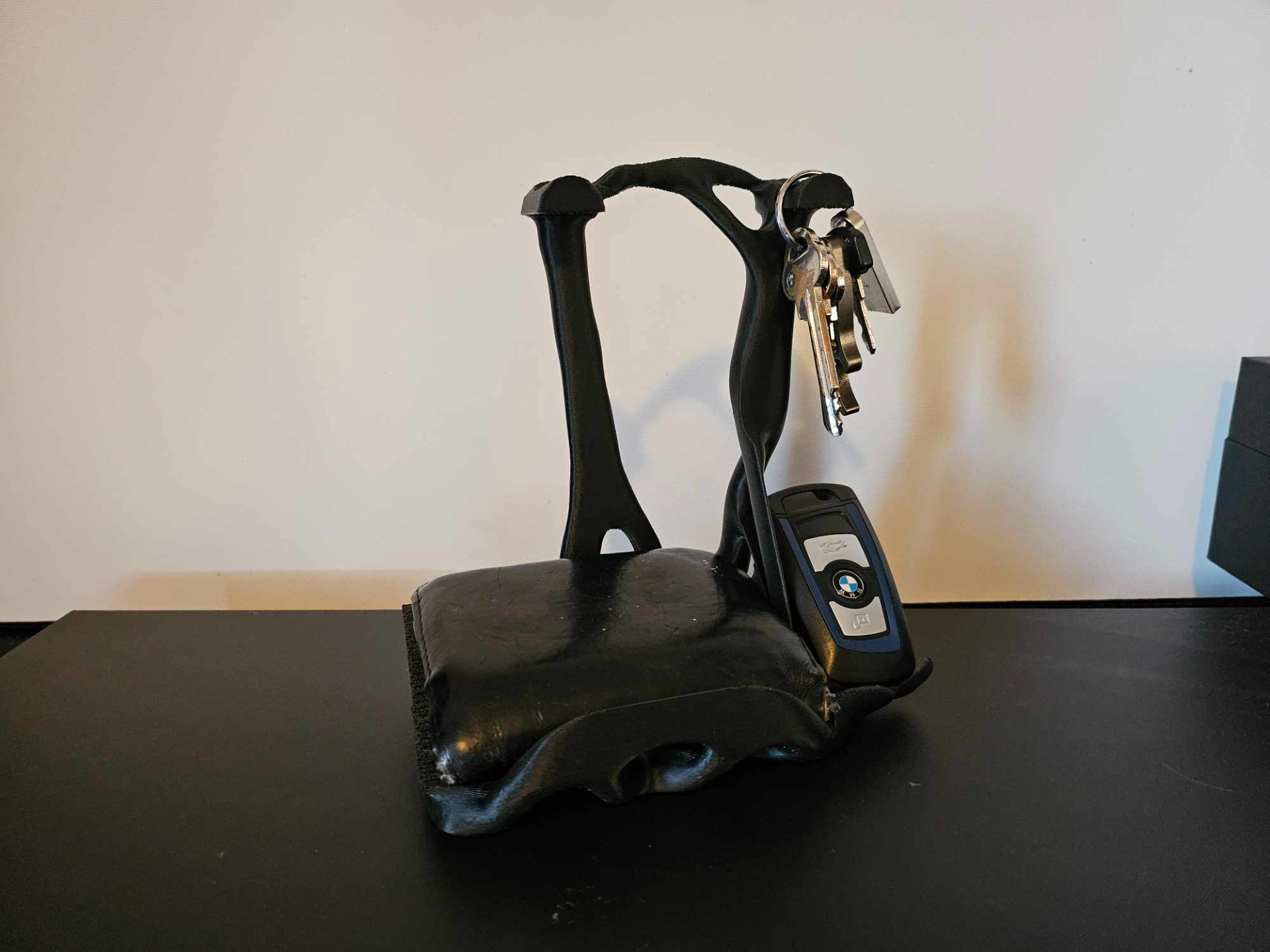 Desk organizer for wallet and keys