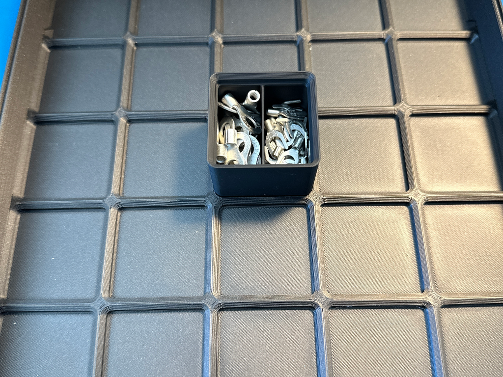 Gridfinity bin 1x1x4u with divider