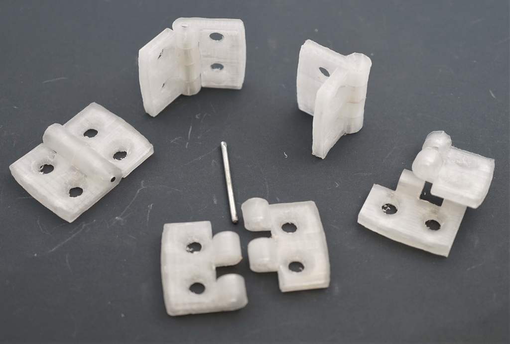 Hinge for 2.5mm metal wire pivot