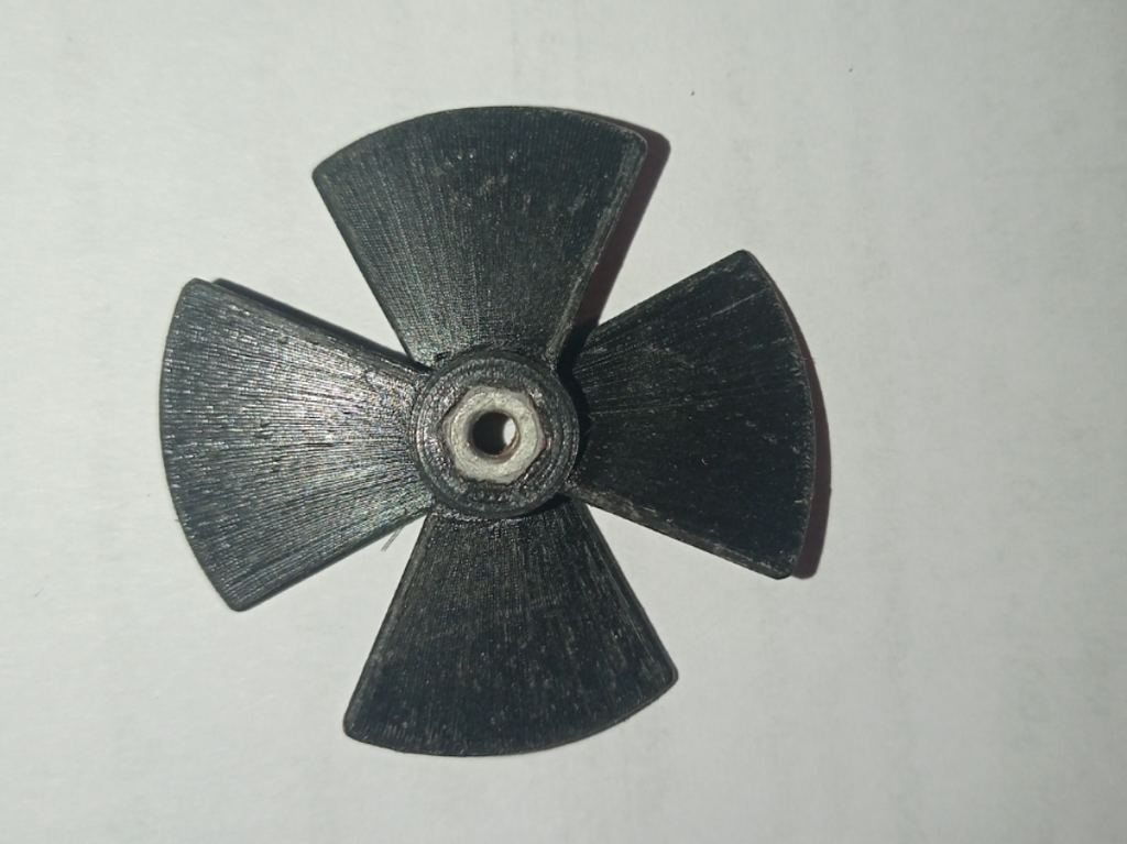Four-blade propeller for tugboat models