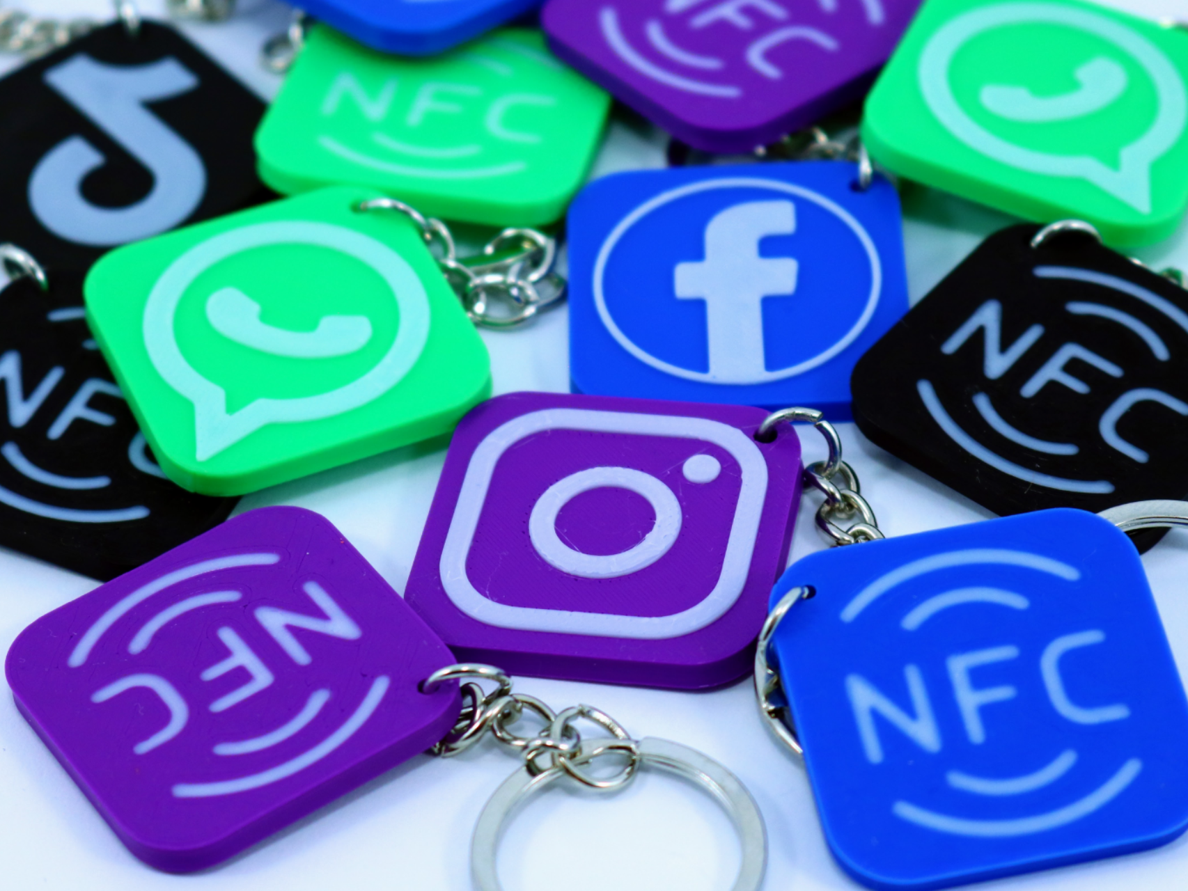NFC keychain Facebook/ Whatsapp/ Instagram NO GLUE
