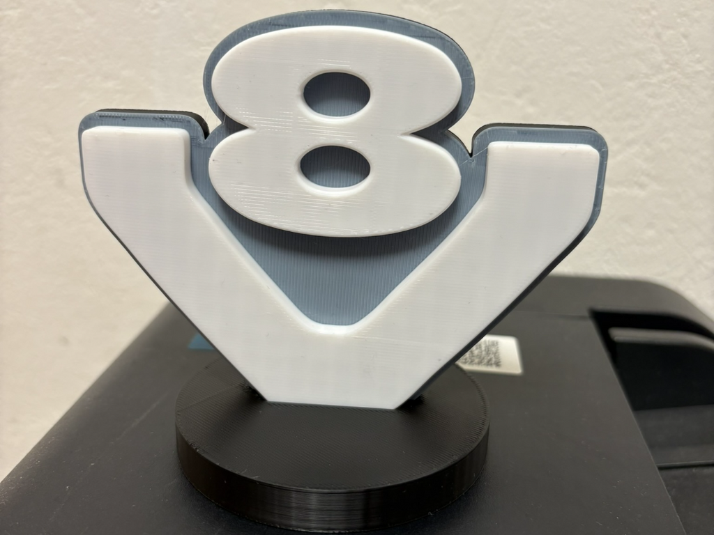 Scania V8 Logo mit Standfuß