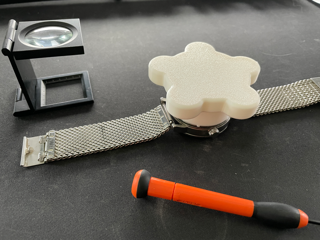Watch opener for a 40mm watchcase