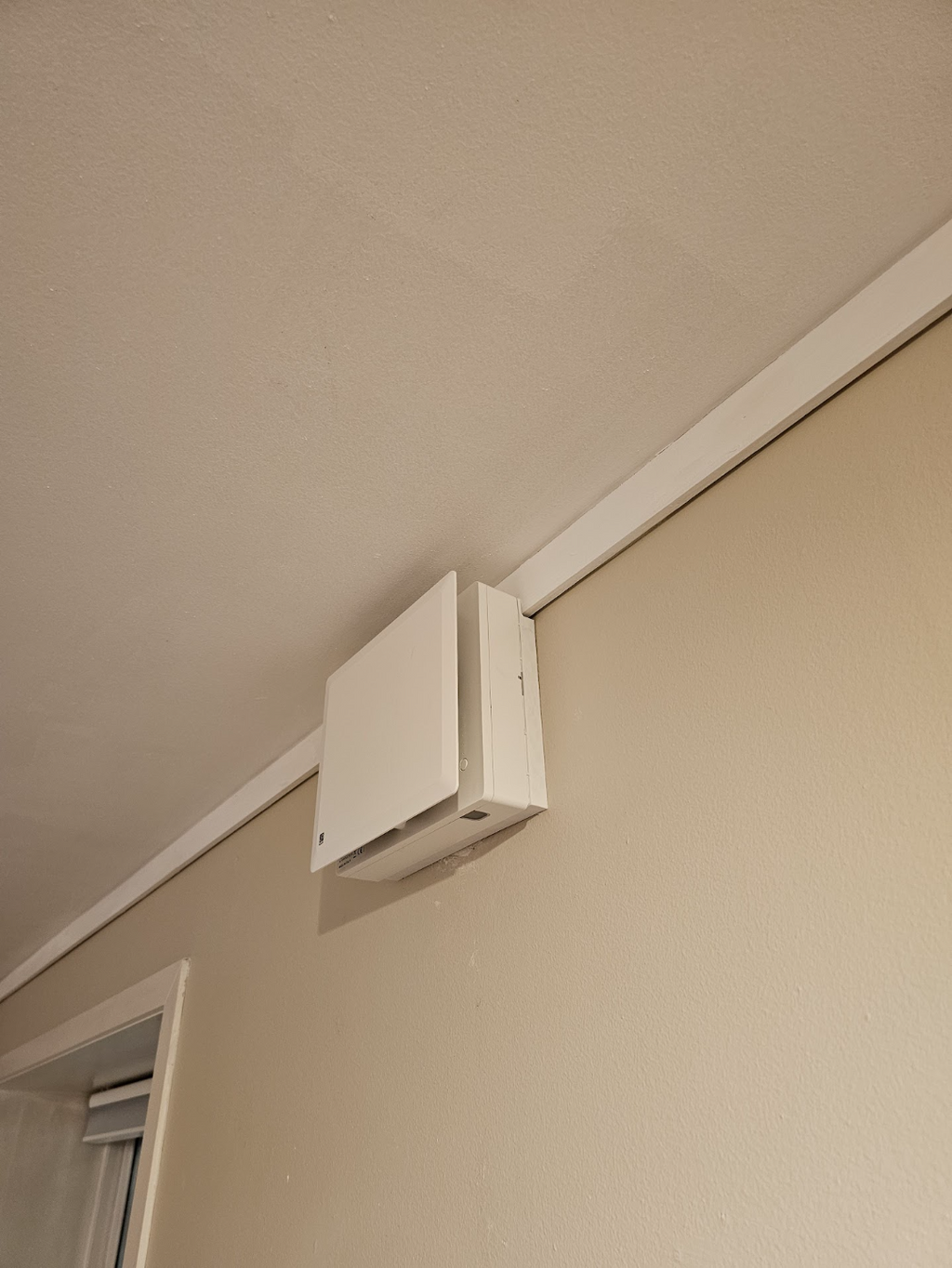 Flexit Muto 100 spacer for flush fitment on wall molding