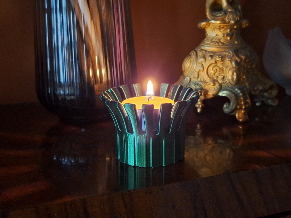 Tealight holder crown shape