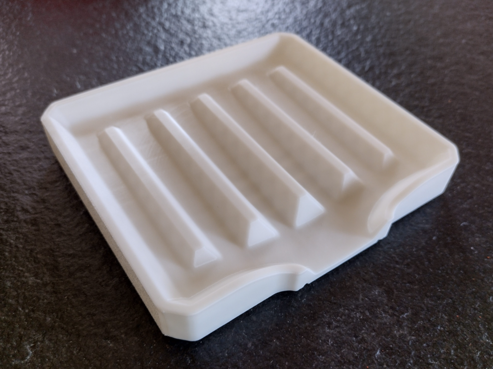 Self draining soap dish