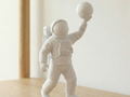 Astronaute qui tient la lune dans sa main