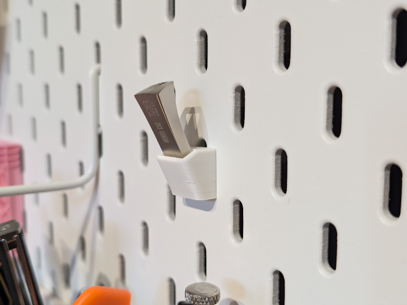 Single USB stick holder for IKEA Skadis