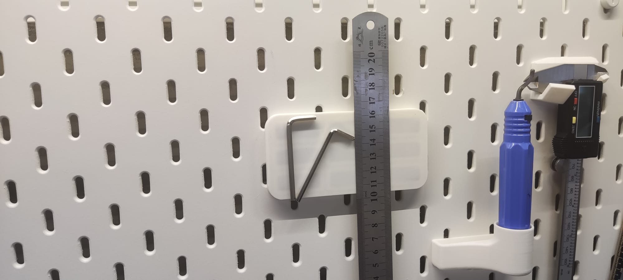 Magnetic plate tool holder for IKEA Skadis