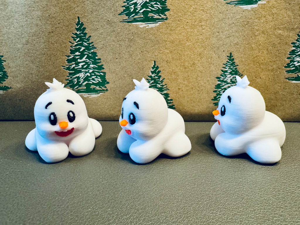 Niedlicher liegender Baby-Schneemann
