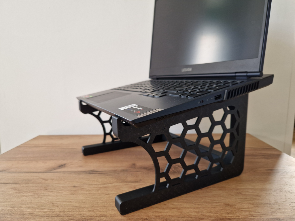 Laptop stand with maximum airflow