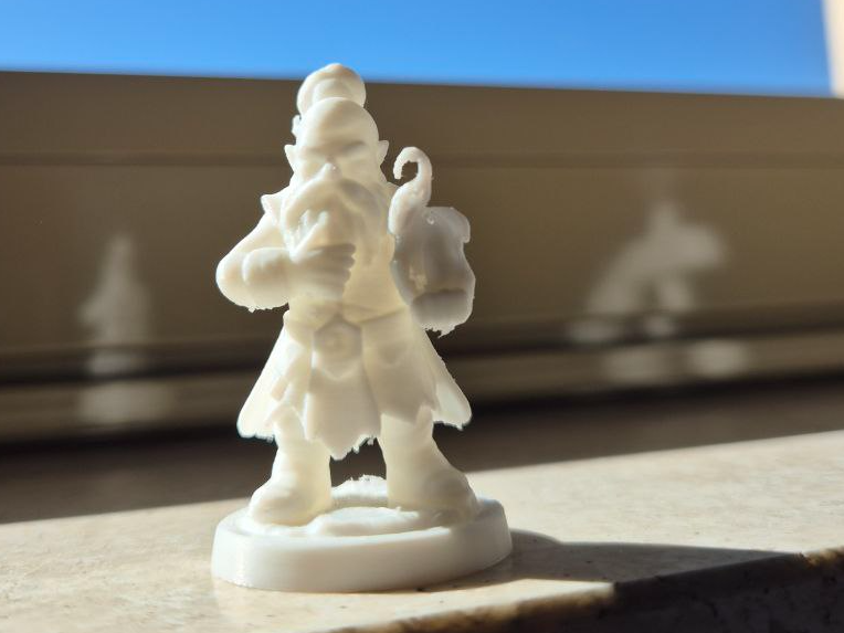 miniatura di stregone nano draconico DnD