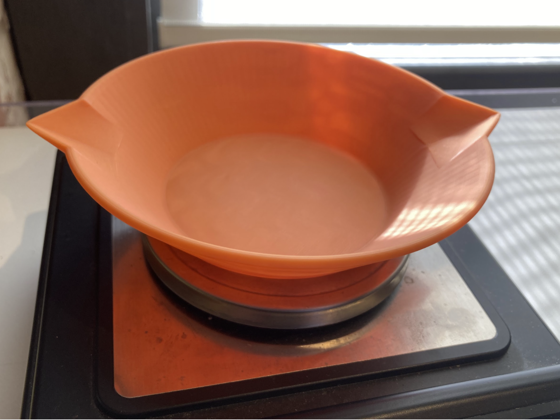 Bowl for a scale with dual pouring spout