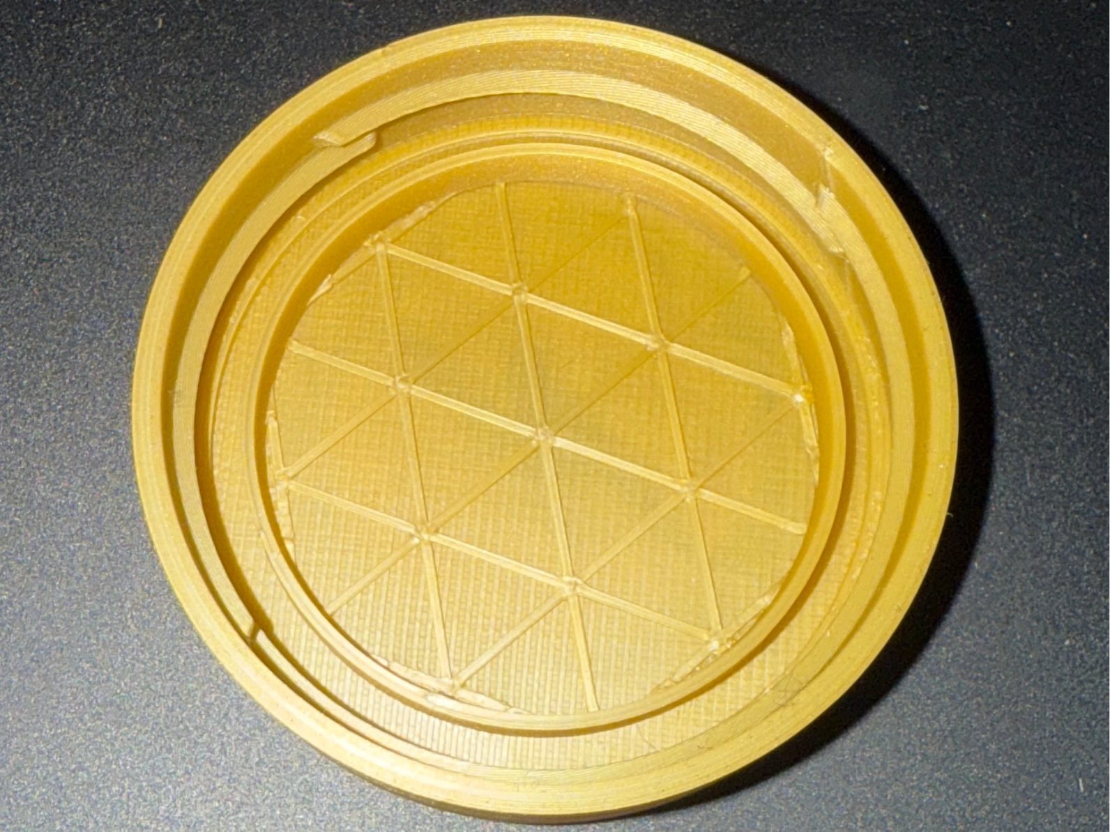 Flaschendeckel mit <sthlhelm und gasmaske