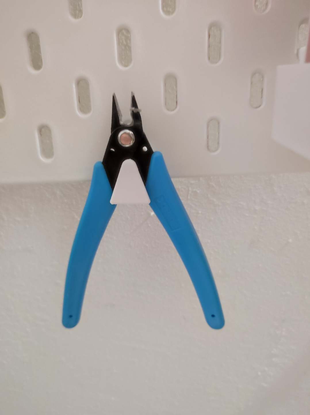 Universal Cut Holder for Ikea Skadis