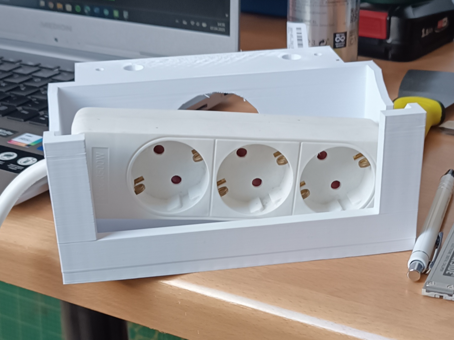 Schreibtisch Kabelbox mit Bohrungen