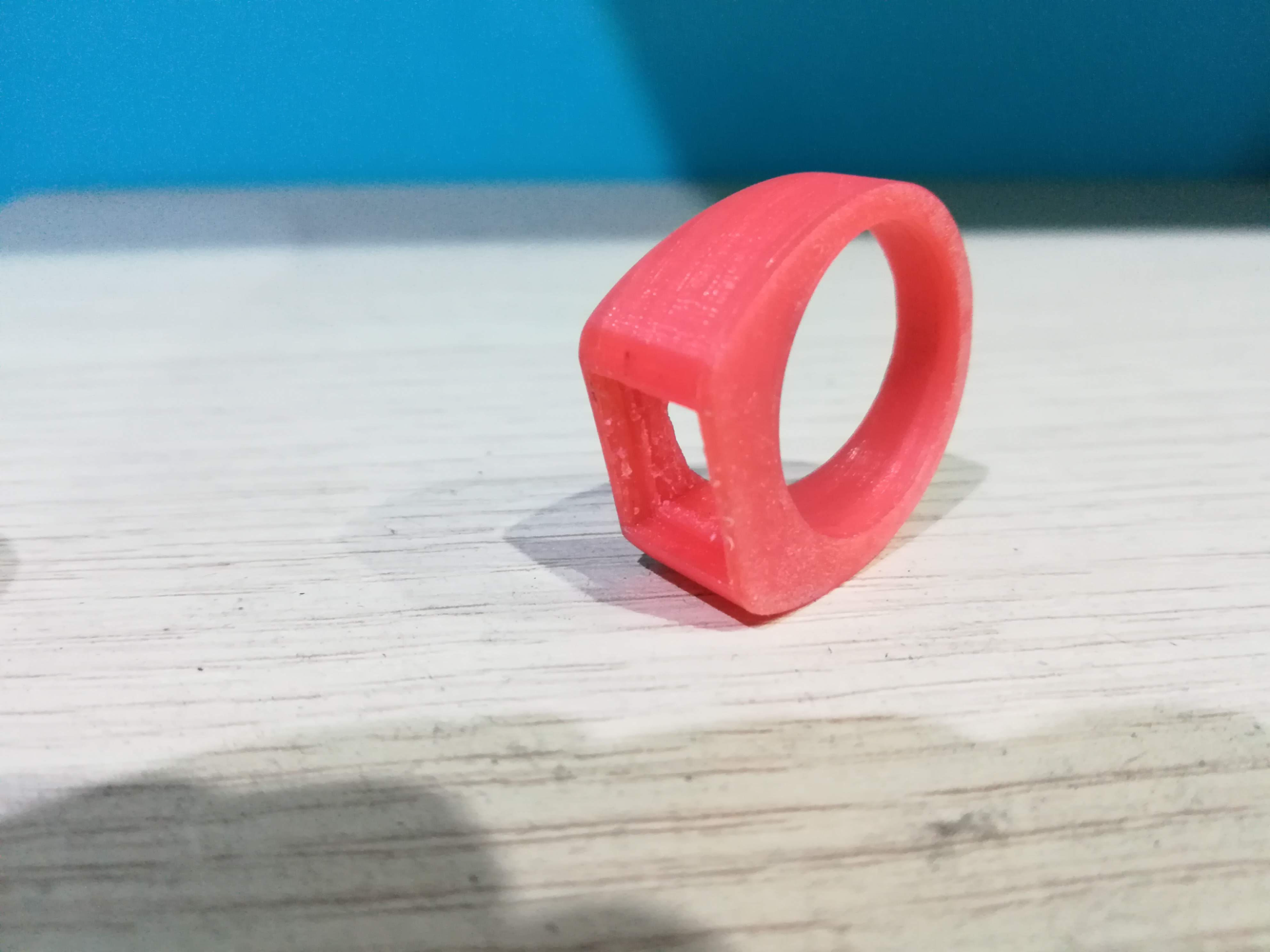 Simple ring with housing for jewellery with rectangular box