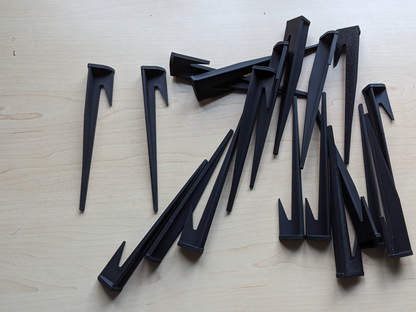 Boundary wire lawn pegs