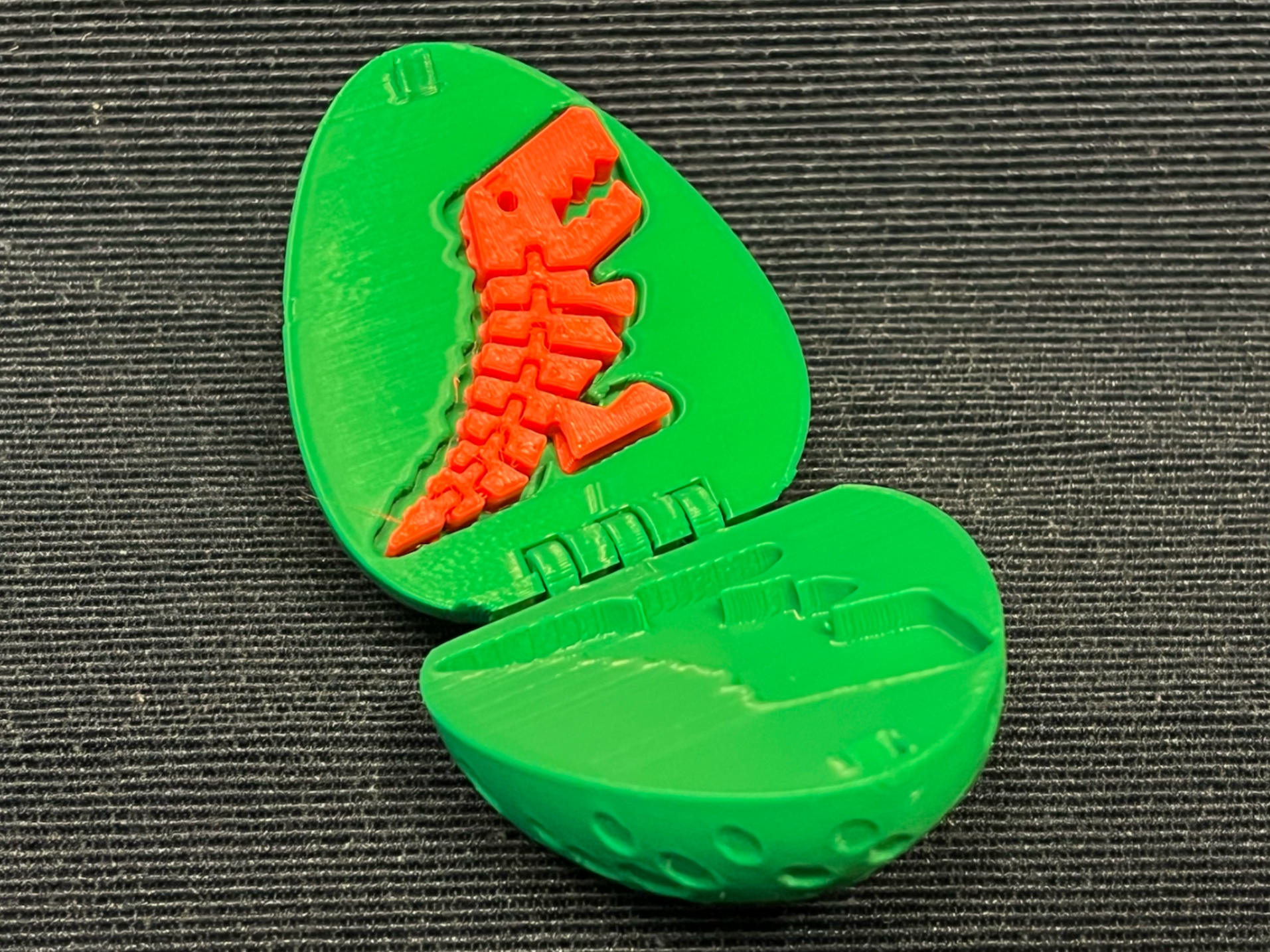 Flexi Rex Egg - Snaps shut