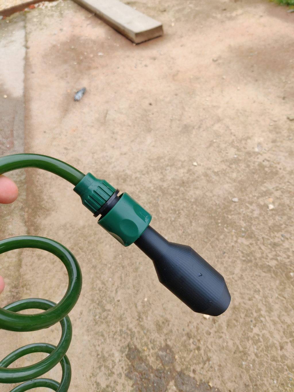 Shaker siphon for garden hose with quick release