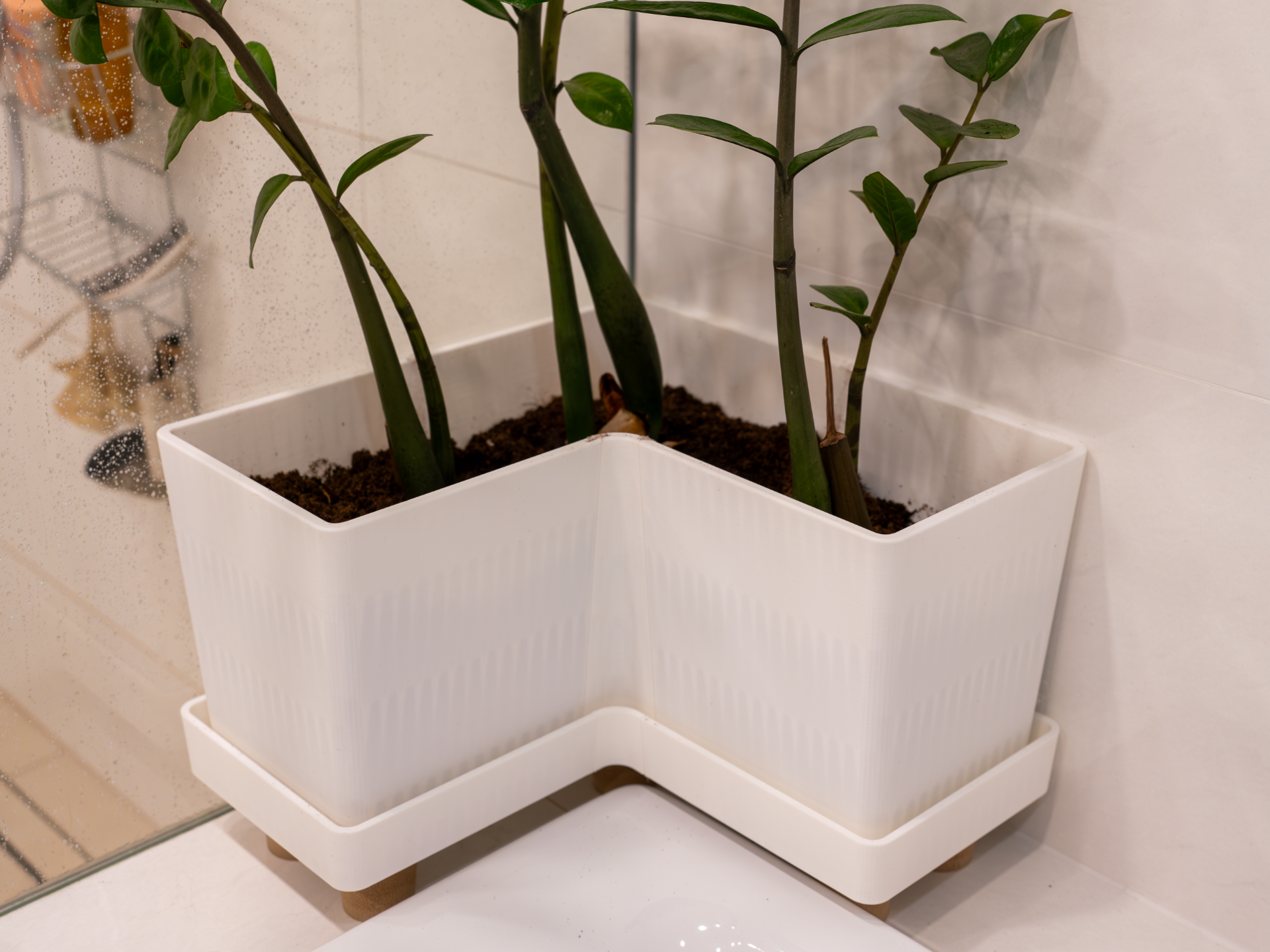 Corner pot