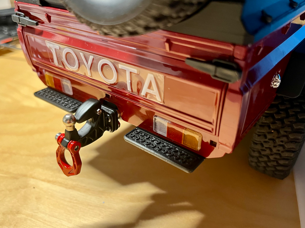 MN82 running boards with common trailer hitch slot