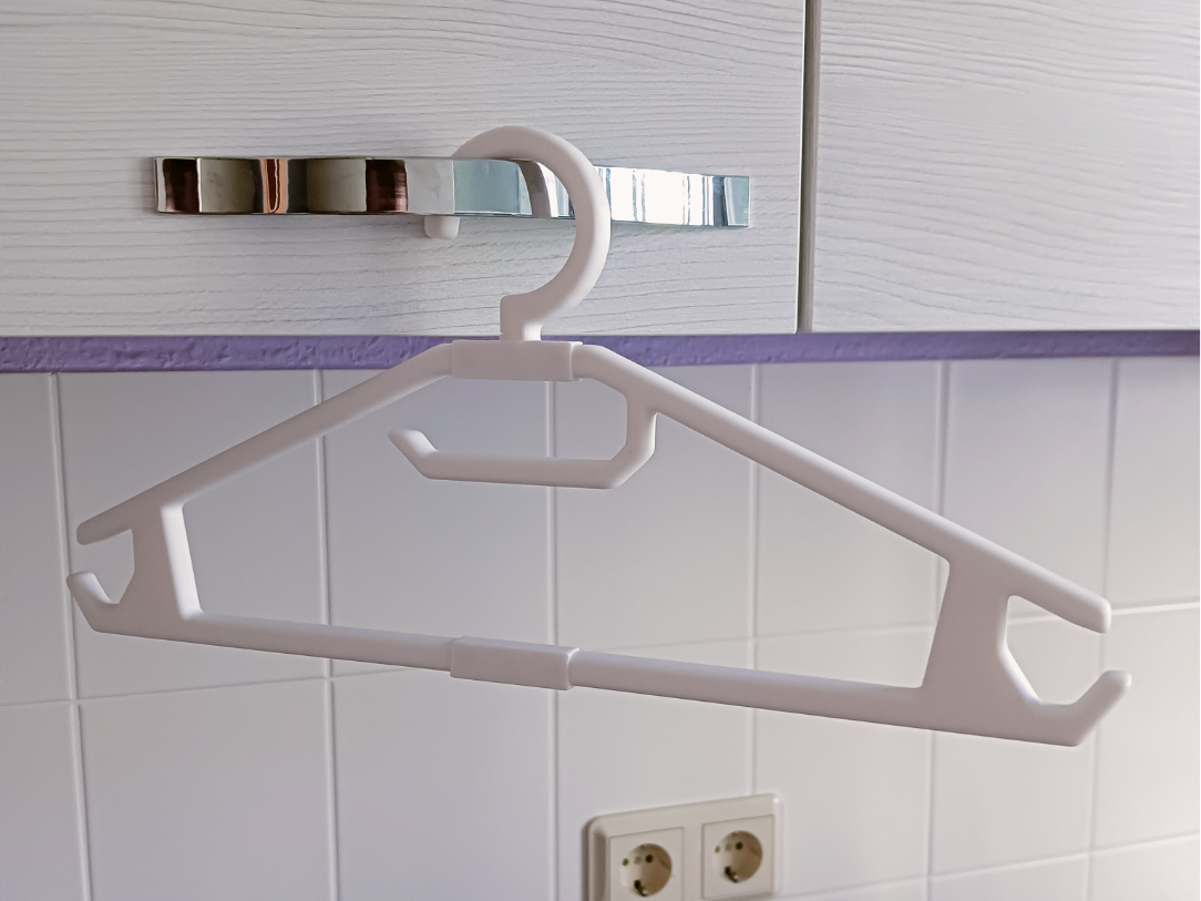 stable coat and clothes hanger (Kleiderbügel)