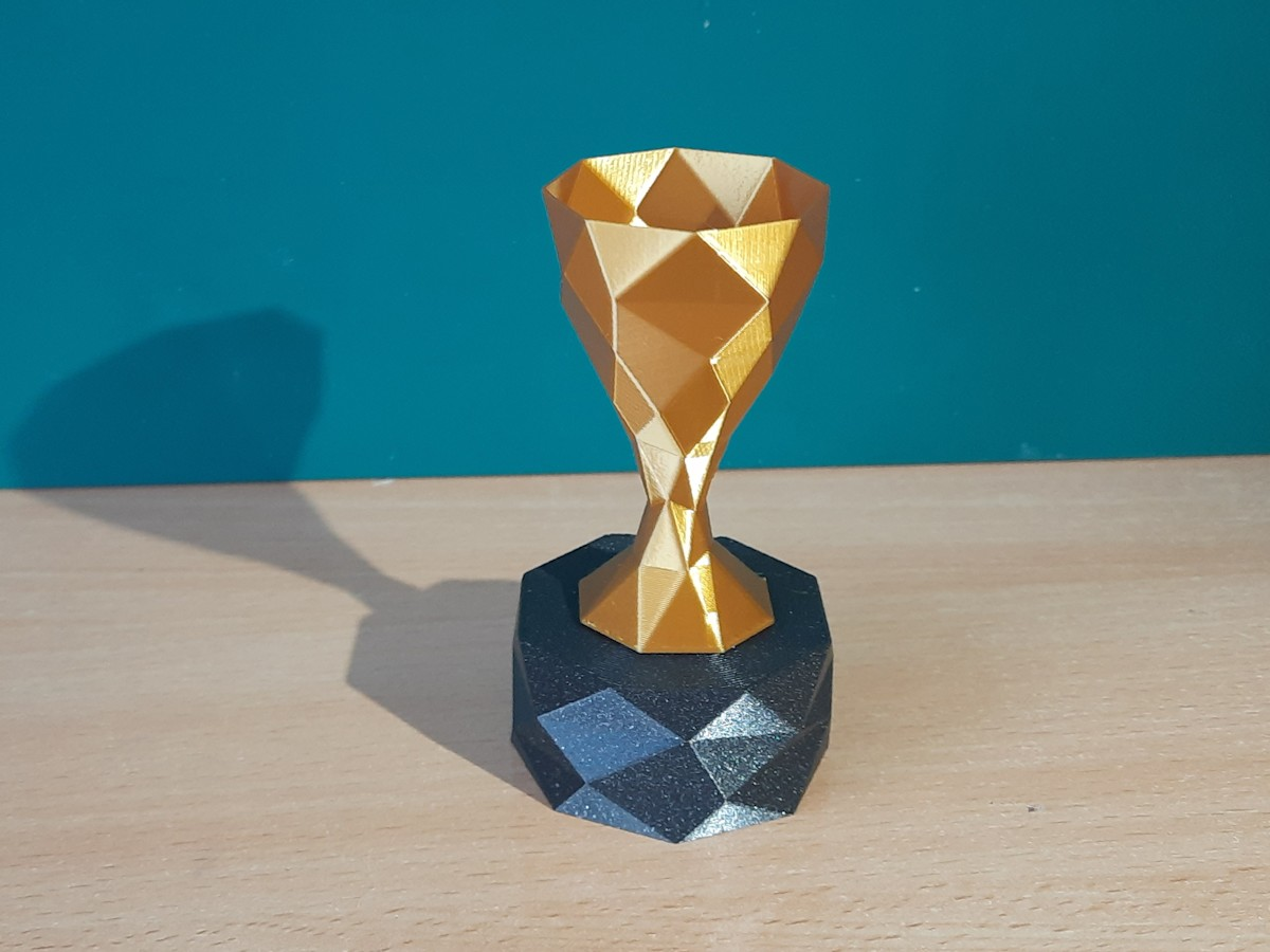 minimalistic lowpoly trophy with base (vase mode)
