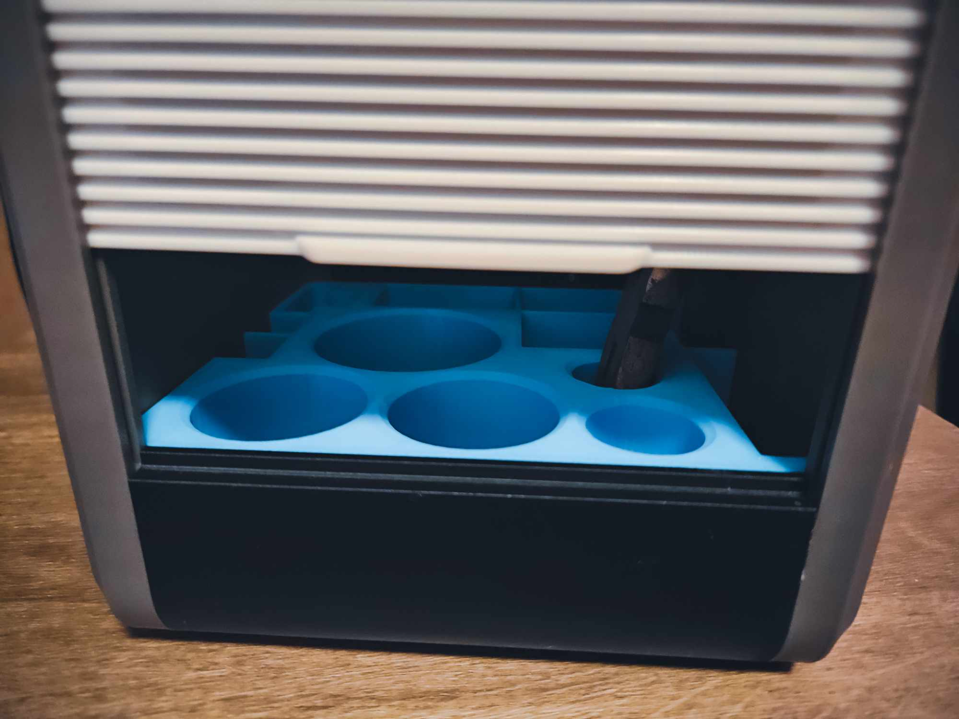 Improved Sliding Lid with Tabs to Stay on Track for Shutter Toolbox