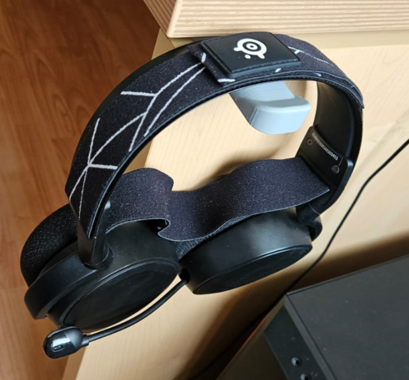 Table headphone side holder