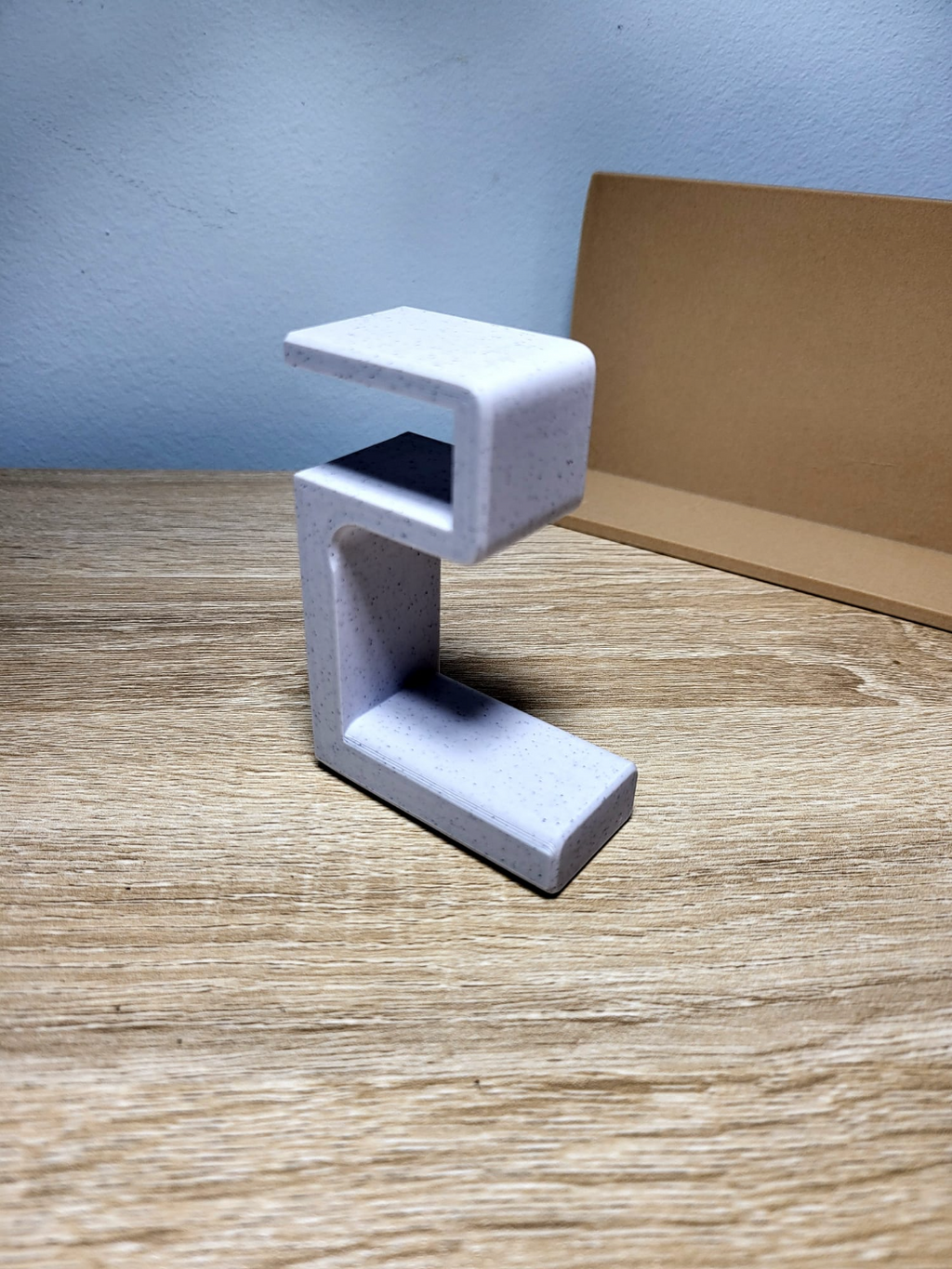 Simple headphones holder