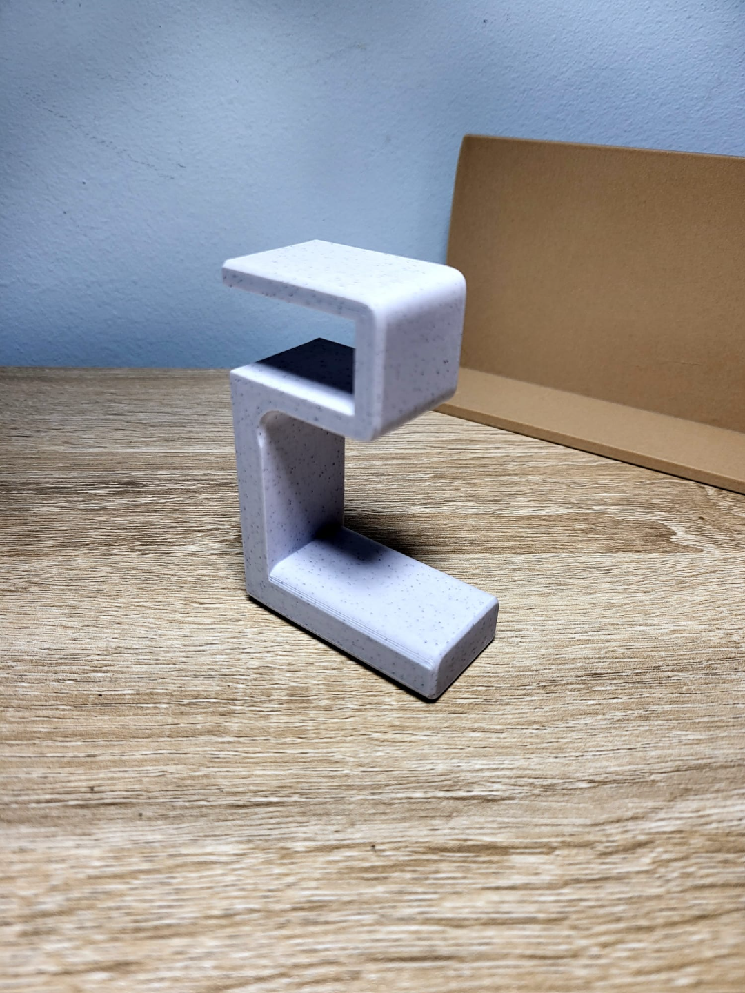Simple headphones holder