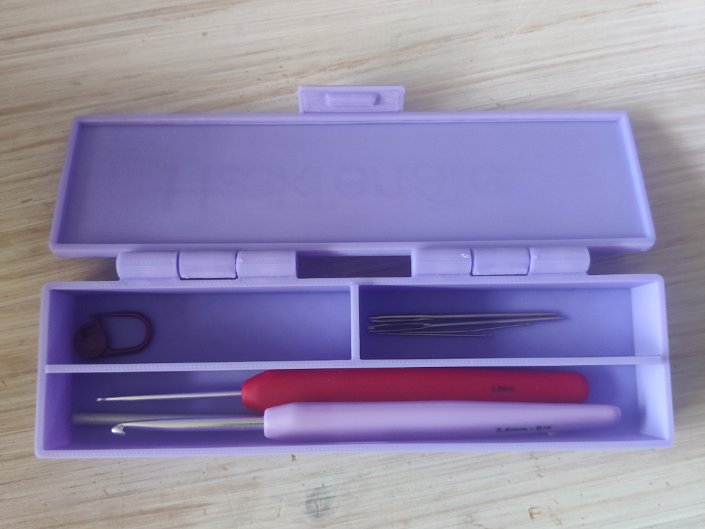 Travel case for crochet hook