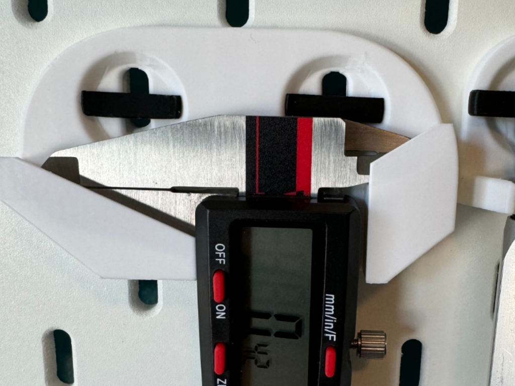 Vinca caliper holder for Skadis (T-clips)