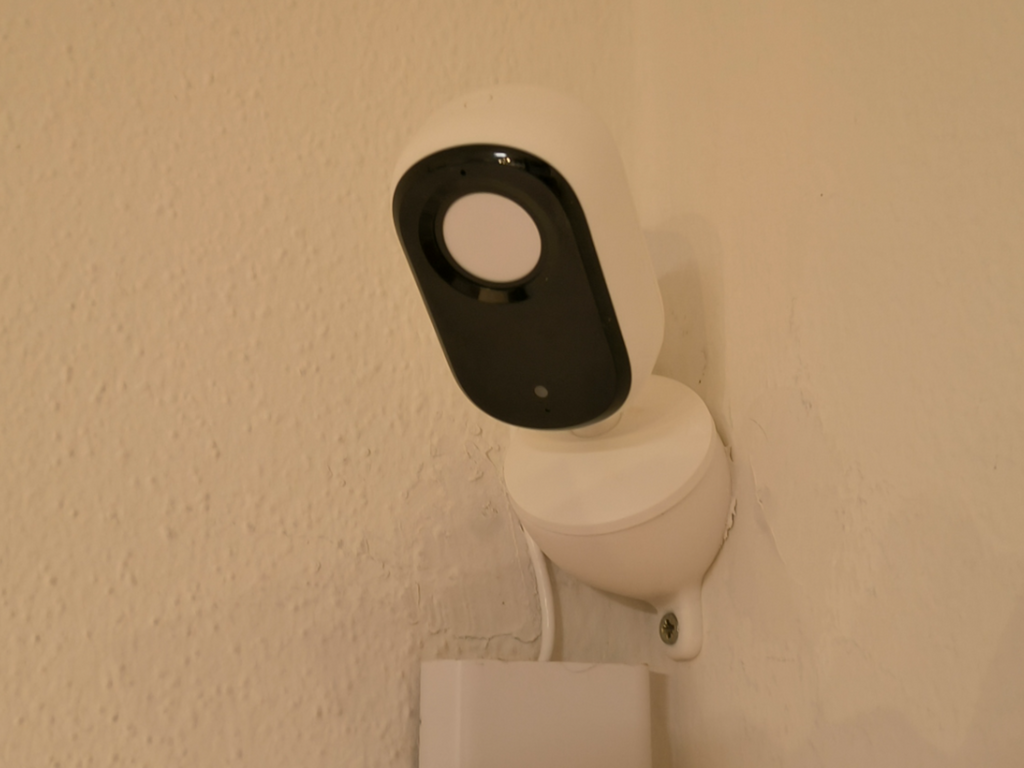 Arlo Essential Indoor 2K - 45° Angled Wall Mounts