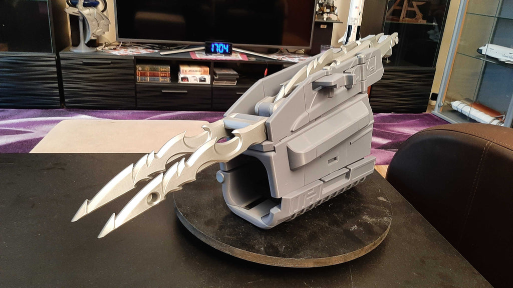 Predator gauntlet with Wrist Blade and Scimitar
