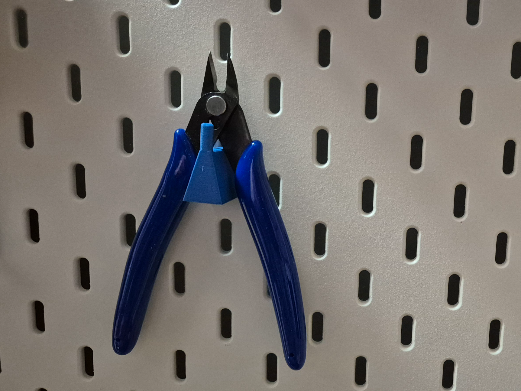 Skadis pliers holder