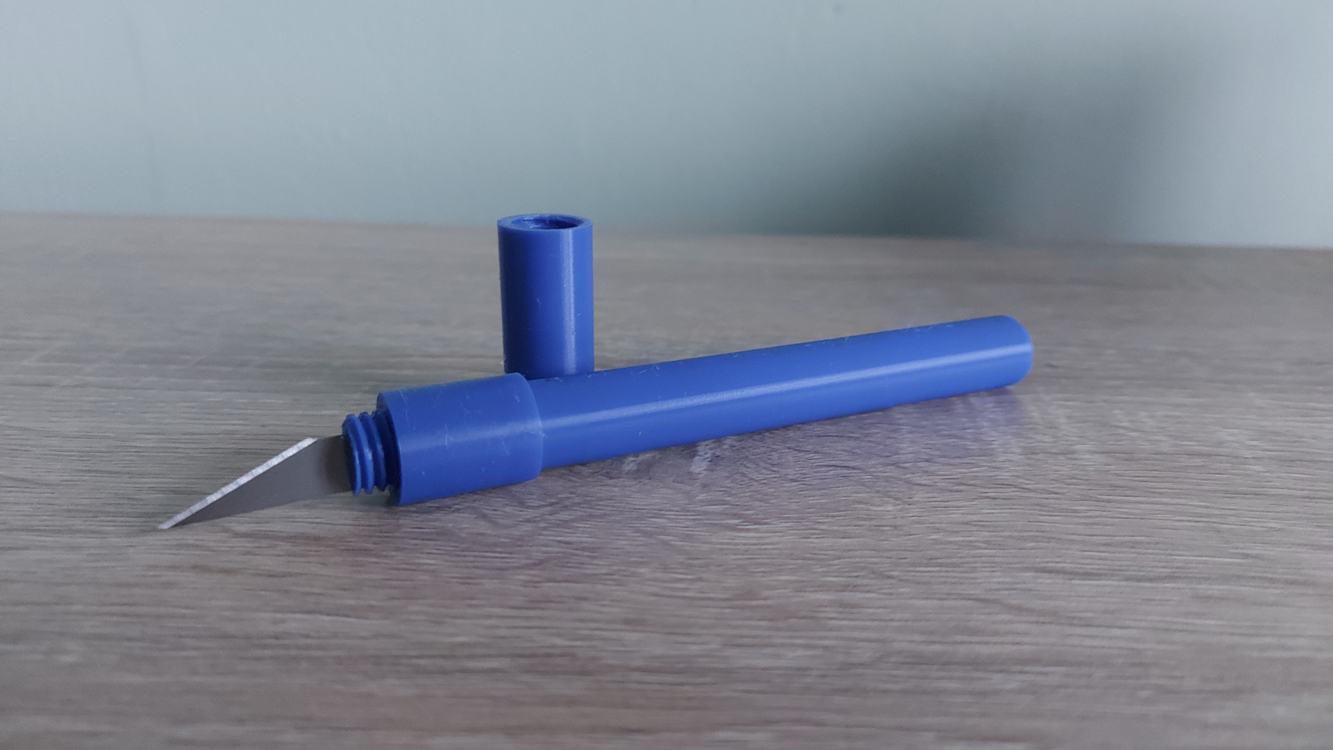 Scalpel universal handle with cap