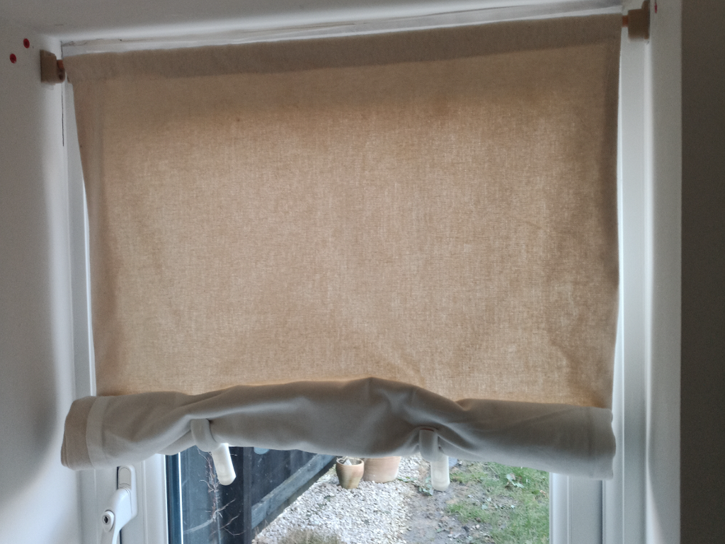Simple dowel blind hanger