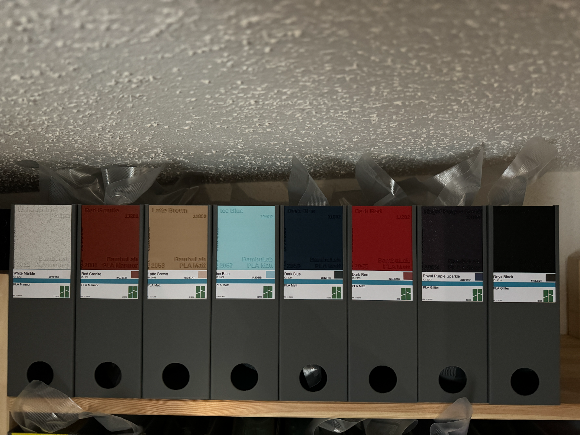 Filament box with slot for color samples