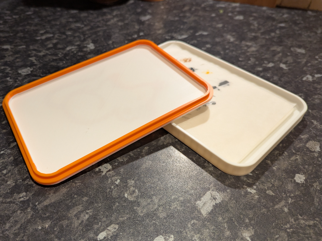 Wet palette with minimal lid