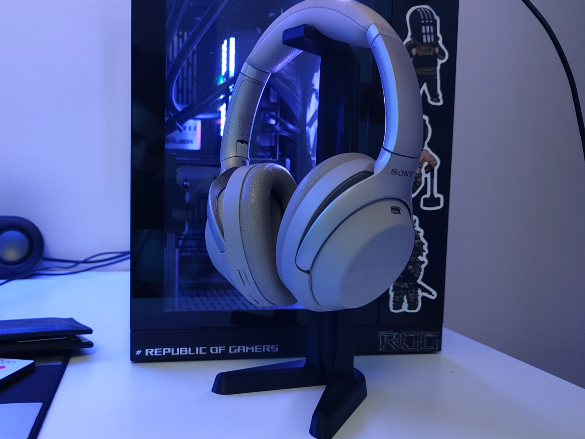 Slim end clean headphone stand