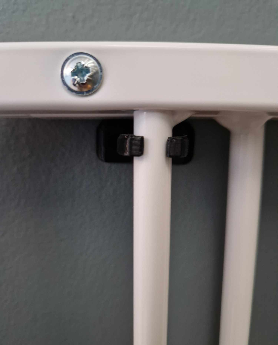 Gate holding clip, for baby/dog safety gate