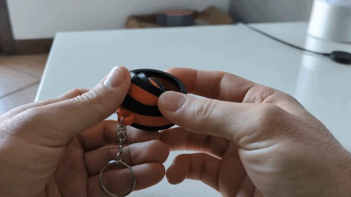 Keychain with anti-stress roating spheres
