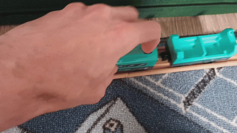 Infinity tracks - springy and hinged connectors