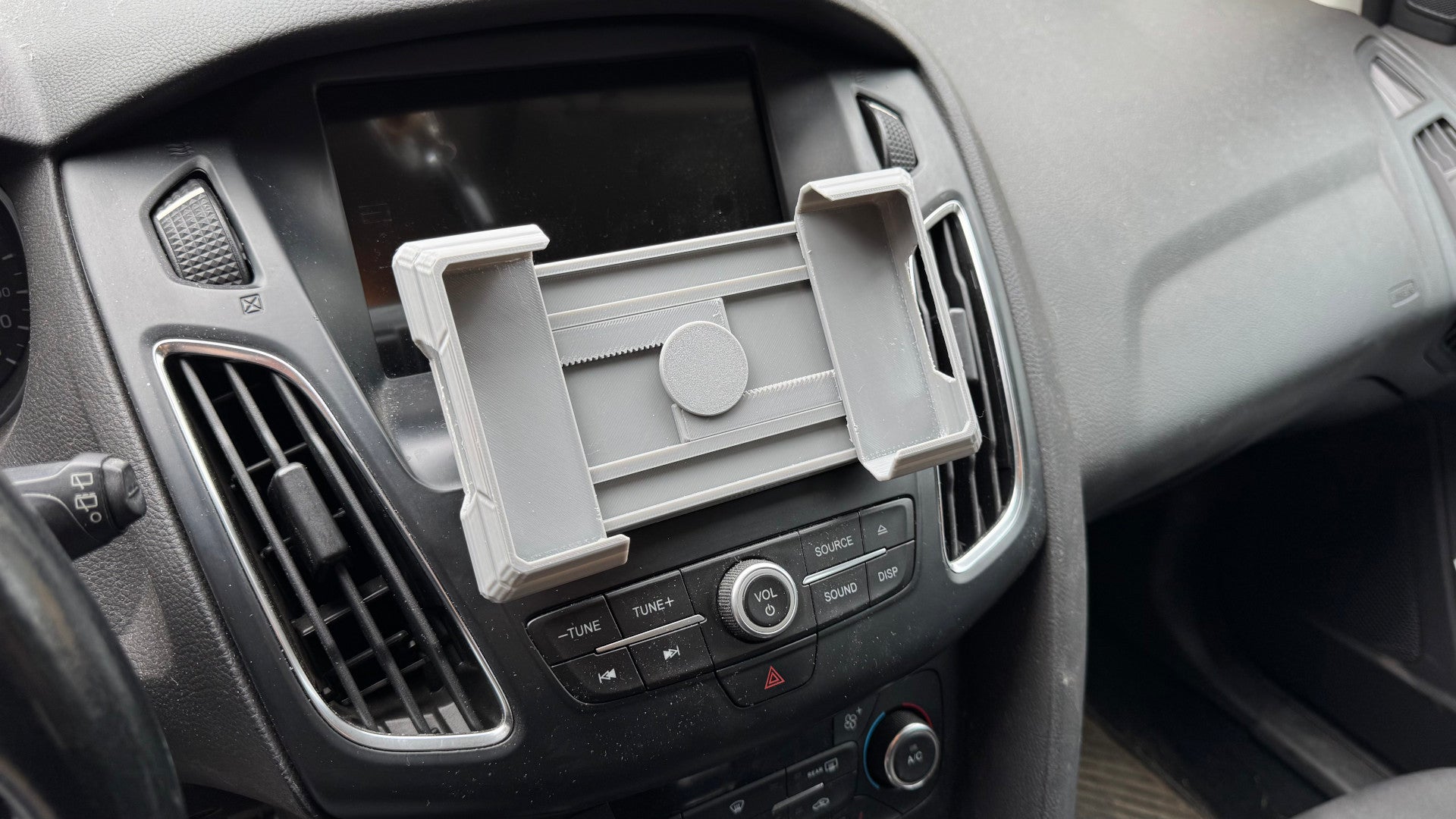 Car phone holder from CD drive (Ford Focus MK3)