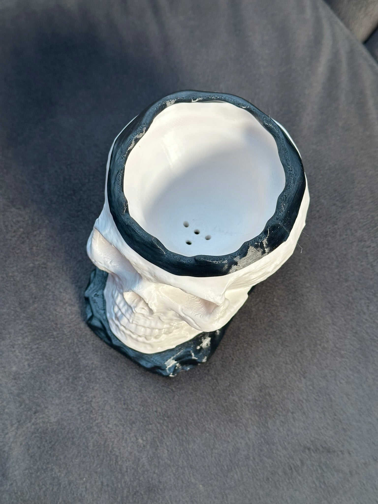 Kleiner Schädel topf mit Tropfschale, Skull Pot
