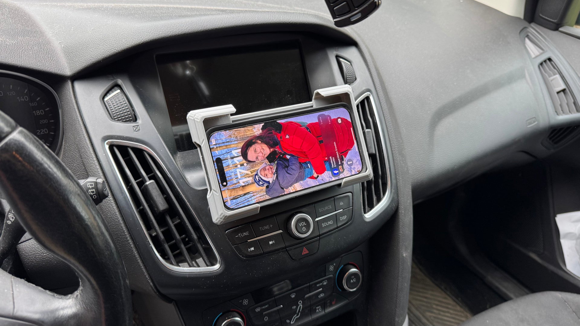 Car phone holder from CD drive (Ford Focus MK3)