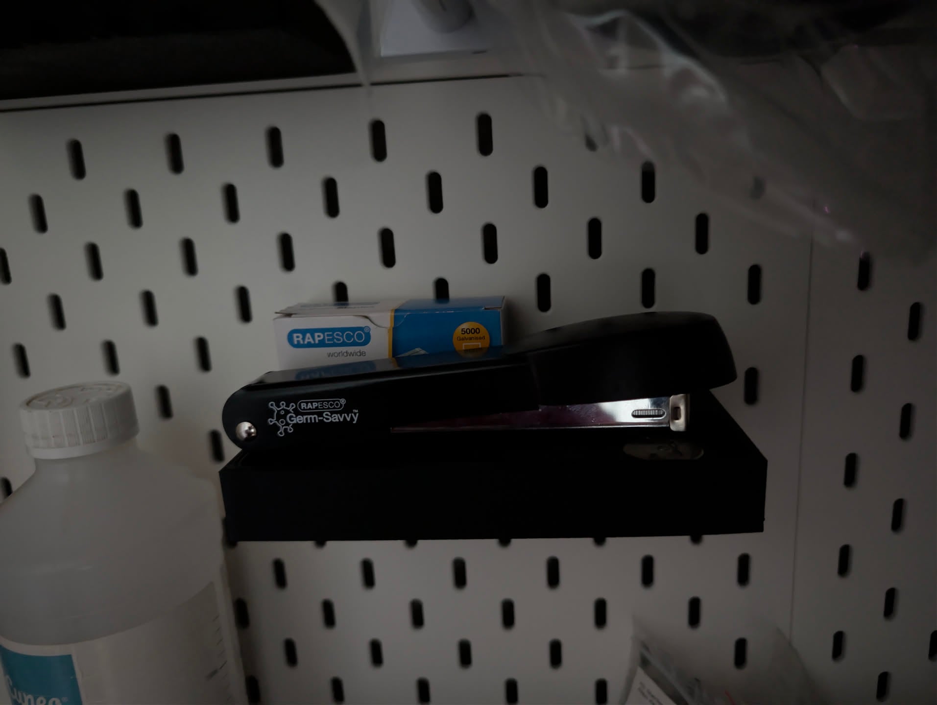 Skadis Rapesco Stapler & Staple box holder